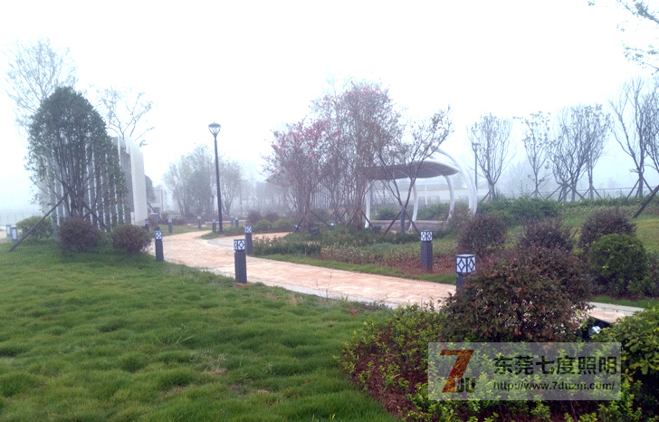东莞香蕉视频官网照明草坪灯安装白天效果实景图片