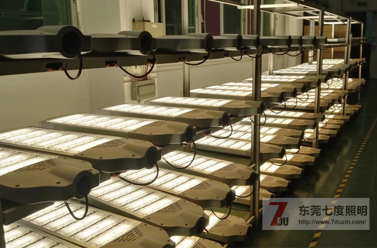 香蕉视频官网照明300W模组式大功率LED路灯头老化实拍